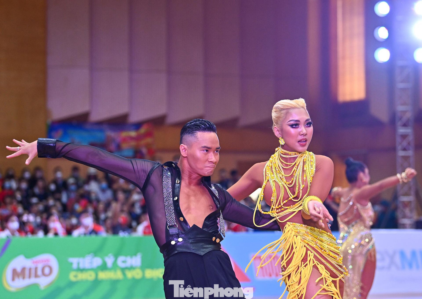 Và chỉ sau đó ít phút, chính cặp đôi này cũng giành thêm 1 tấm huy chương vàng nữa cho Đoàn Thể thao Việt Nam ở điệu Rumba. Cặp đôi này, cũng giành thêm tấm huy chương đồng điệu nhảy Cha Cha Cha.