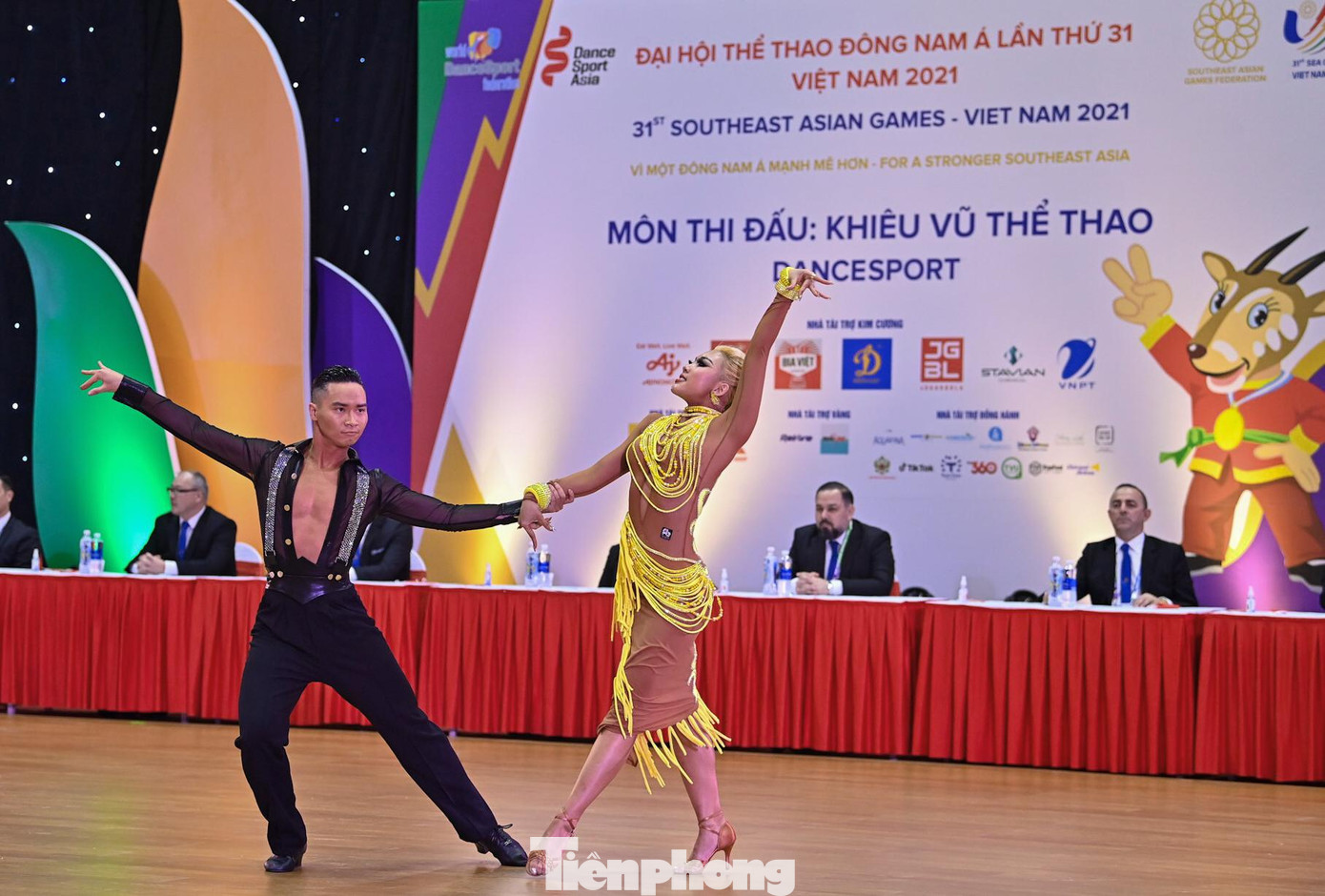 Cặp đôi Nguyễn Trung Kiên - Phạm Hồng Anh đã có màn biểu diễn đẹp mắt, ấn tượng mang về tấm huy chương vàng đầu tiên cho môn Khiêu vũ thể thao tại SEA Games 31 ở điệu Samba với số điểm cao