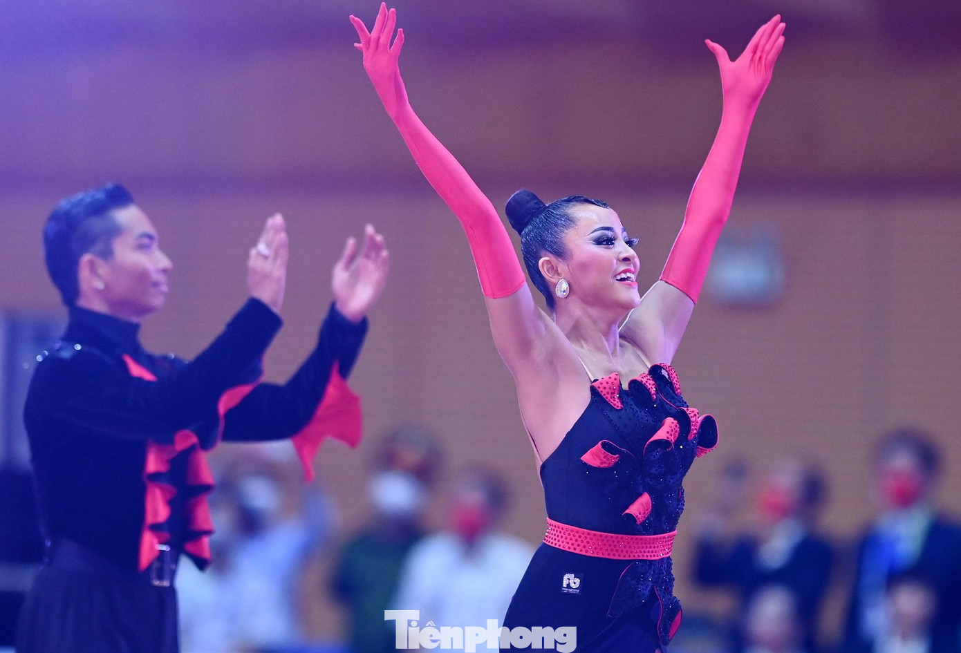 Hoàn toàn chinh phục Ban trọng tài với các điệu nhảy mềm mại, kỹ thuật điêu luyện để mang về cho Khiêu vũ thể thao thêm 3 huy chương vàng nữa ở điệu nhảy Paso doble, Jive và 5 điệu La tinh.