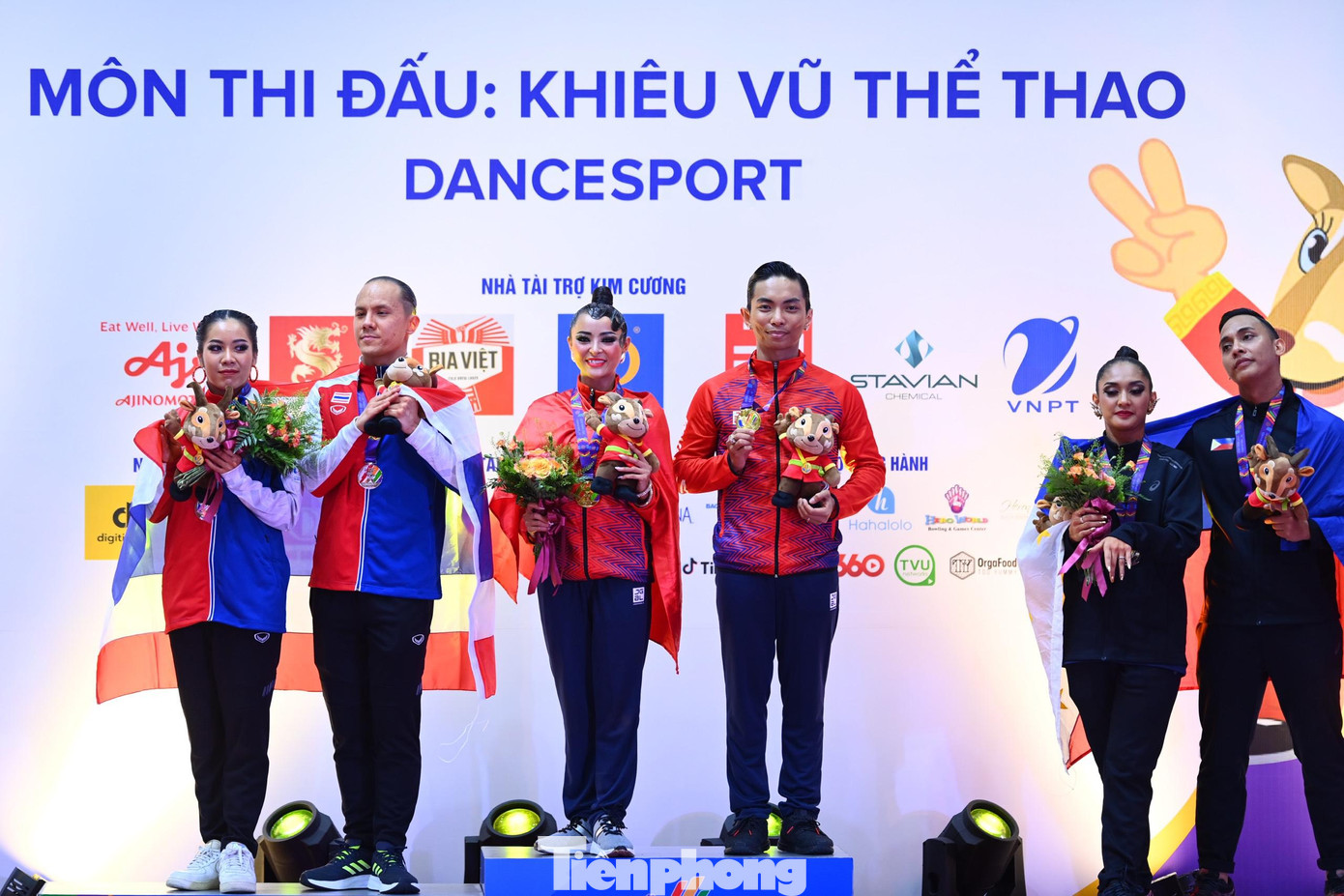 Minh Trường - Thu Hương trên bục nhận HCV khiêu vũ