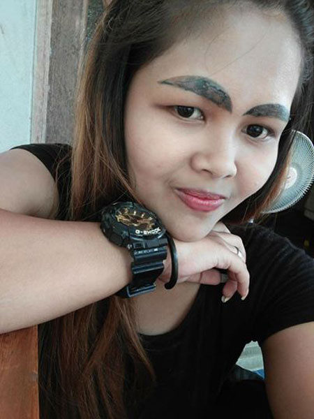 Tham rẻ, cô gái Thái Lan xăm lông mày như sâu róm ảnh 1