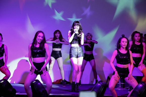 Hari Won gợi cảm với váy cúp ngực lấp lánh trong sự kiện tri ân fan ảnh 10