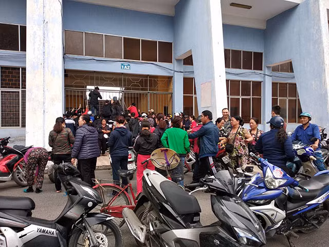 CĐV chen nhau mua vé trận Hải Phòng - HAGL ảnh 2