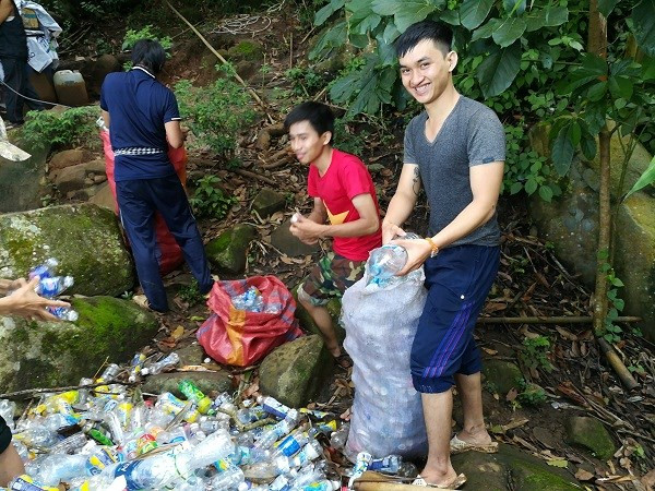 Nhóm phượt thủ leo núi Bà Đen nhặt rác ảnh 4