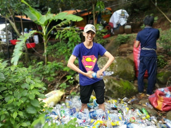 Nhóm phượt thủ leo núi Bà Đen nhặt rác ảnh 3