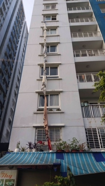 Một người chết do nhảy lầu thoát khỏi vụ cháy chung cư ảnh 1