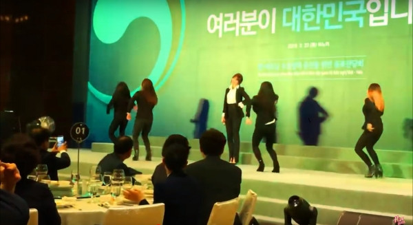 Hari Won 'tim muốn rớt' khi được hát tại tiệc tiếp Tổng thống Hàn Quốc ảnh 1