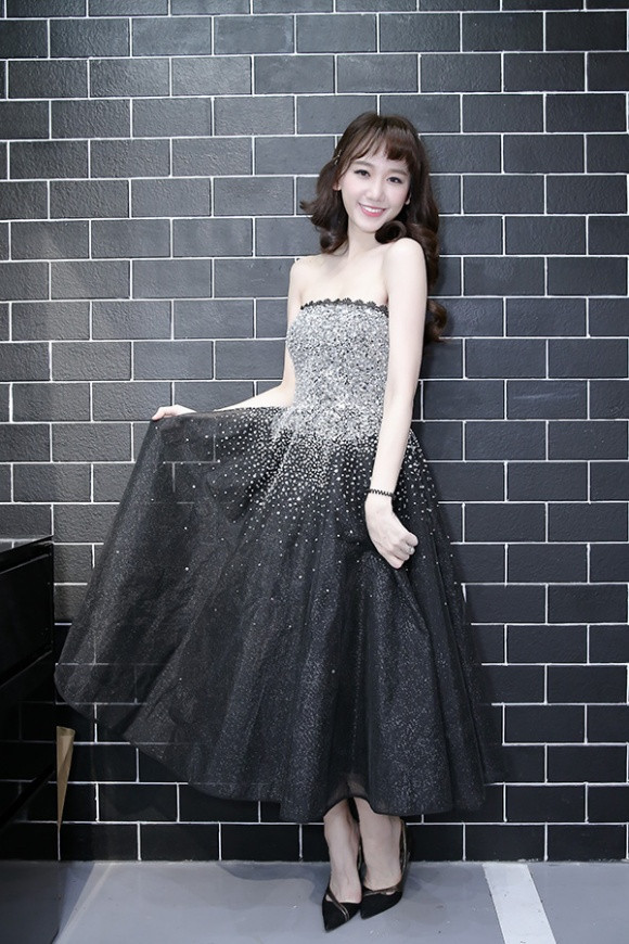 Hari Won gợi cảm với váy cúp ngực lấp lánh trong sự kiện tri ân fan ảnh 1