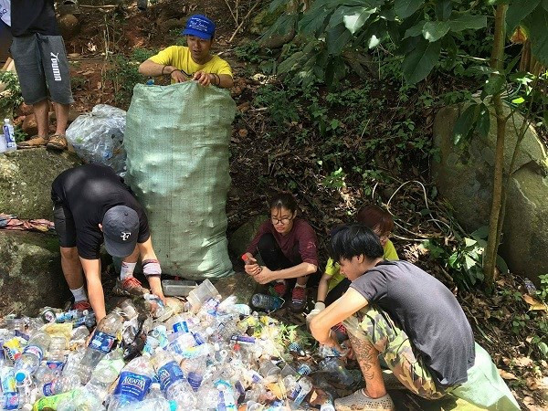 Nhóm phượt thủ leo núi Bà Đen nhặt rác ảnh 2