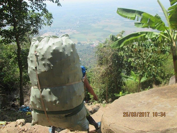 Nhóm phượt thủ leo núi Bà Đen nhặt rác ảnh 1