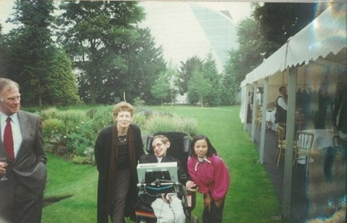 Chuyện ít biết về con gái nuôi người Việt của Stephen Hawking ảnh 2