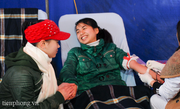 Những bạn trẻ tham gia hiến máu sớm nhất trong Chủ Nhật Đỏ. Ảnh: X.Đ