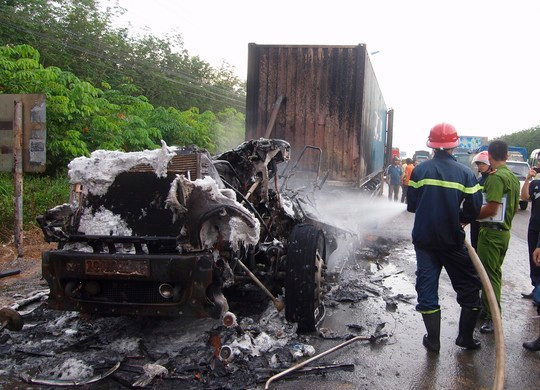 Xe container bốc cháy ngùn ngụt trên quốc lộ ảnh 1