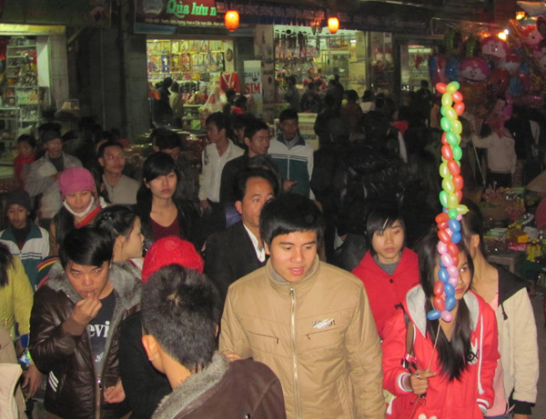 Rất đông các bạn trẻ đi chơi đêm Noel. Ảnh: Nguyễn Trường