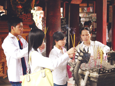 Đi chùa khấn vái mong thi cử đỗ đạt Ảnh: Tường Kha
