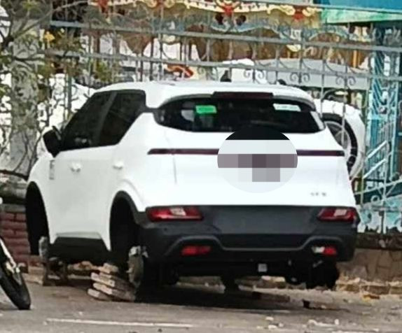 Hiện trường chiếc ô tô điện bị mất cả 4 bánh. Hiện trường chiếc ô tô điện bị mất cả 4 bánh.