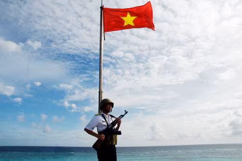 Độc lập chủ quyền và toàn vẹn lãnh thổ của Tổ quốc là tài sản lớn nhất, quý giá và quan trọng nhất của cả dân tộc - Ảnh: Chiến sĩ canh gác trên đảo Len Đao (quần đảo Trường Sa) 