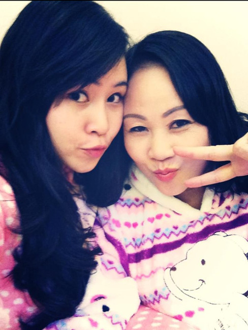 Mẹ của Trương Phương cũng xì-tin không kém con gái. Mẹ của Trương Phương cũng xì-tin không kém con gái