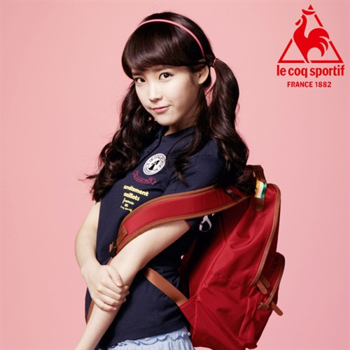 IU tết tóc hai bên diện Hanbook trông cực ngộ IU cột tóc hai bên, mặc đồng phục học sinh trẻ trung và tinh nghịch IU khá hợp với kiểu tóc hai bên này.