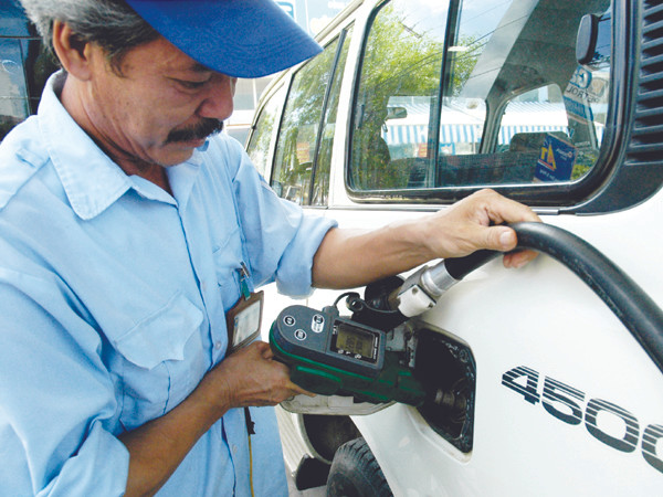 Chưa biết khi nào giá bán xăng, dầu sẽ được công khai, minh bạch. Ảnh: Hồng Vĩnh. Chưa biết khi nào giá bán xăng, dầu sẽ được công khai, minh bạch Ảnh: Hồng Vĩnh