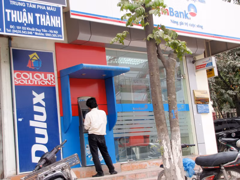 Đi rút tiền một mình rất nguy hiểm