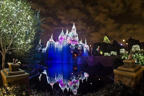 Thế giới màu sắc tuyệt đẹp ở đài phun nước Lâu đài lung linh sắc màu của Công chúa ngủ trong rừng Mặt ngoài của Thế giới thu nhỏ được lắp đặt hàng ngàn bóng đèn đủ màu sắc để thắp sáng trong suốt lễ Giáng sinh Góc nhìn qua cây thông Noel cao 18,2m đến Cây thông cao 18,2m cùng những hộp quà xinh xắn đầy sắc màu tạo nên một không khí đặc biệt của Giáng sinh Lâu đài công chúa ngủ trong rừng được trang hoàng với hàng ngàn bóng đèn băng tuyết cho mùa Giáng sinh Khung cảnh phim Lâu đài ma ám của đạo diễn Tim Burton kết hợp cùng Halloween làm tăng thêm sự thú vị và rùng rợn cho mùa Giáng sinh.