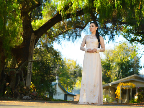 Lý Ngọc Thu đẹp yêu kiều với áo dài truyền thống trên đất Mỹ