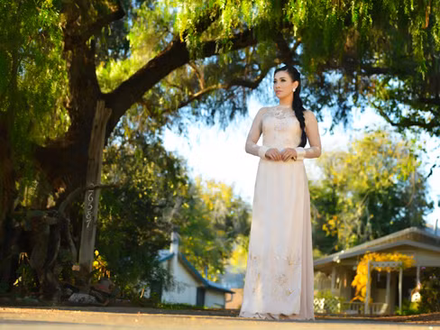 Lý Ngọc Thu đẹp yêu kiều với áo dài truyền thống trên đất Mỹ