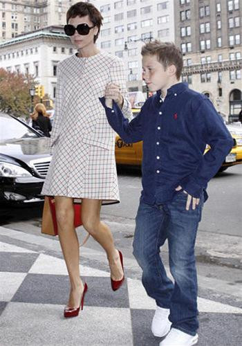 Trong khi đó, Vic cùng cậu cả Brooklyn đi ăn trưa tại một nhà hàng nổi tiếng. Trong khi đó, Vic cùng cậu cả Brooklyn đi ăn trưa tại một nhà hàng nổi tiếng.