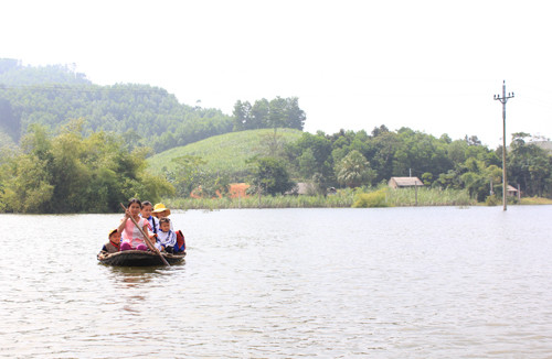 Con đò chở những chiếc áo trắng mênh mông giữa sóng nước