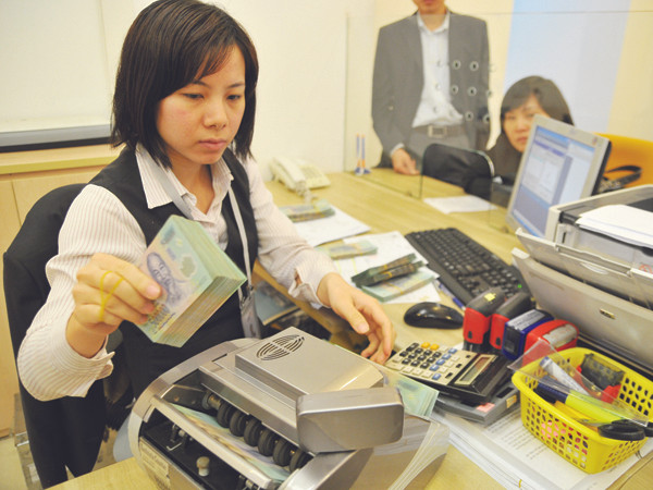 Doanh nghiệp vẫn phải vay tiền với lãi suất cao. Ảnh: Hồng Vĩnh