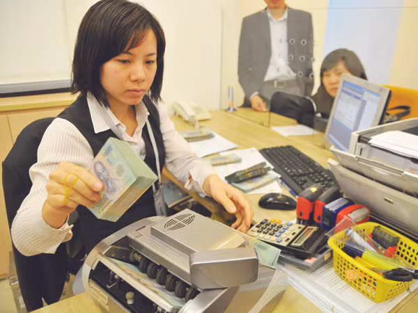 Doanh nghiệp vẫn phải vay tiền với lãi suất cao. Ảnh: Hồng Vĩnh