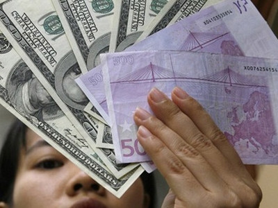 Quy định chỉ người cư trú là công dân Việt Nam mới được gửi tiết kiệm ngoại tệ chỉ điều chỉnh quan hệ sở hữu ngoại tệ đối với các cá nhân bên trong lãnh thổ Việt Nam, không ảnh hưởng tới việc nhận kiều hối" Sau khi có thông tin về dự thảo, nhiều bạn đọc VnEconomy đã góp ý cần xem xét lại quyền của người dân khi tính cấm dùng ngoại tệ để cho, tặng