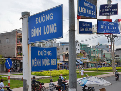 Ở TP HCM có nhiều tên đường không tuân thủ nguyên tắc, quy định nào. Ảnh: TẤN THẠNH. Ở TP HCM có nhiều tên đường không tuân thủ nguyên tắc, quy định nào. Ảnh: TẤN THẠNH
