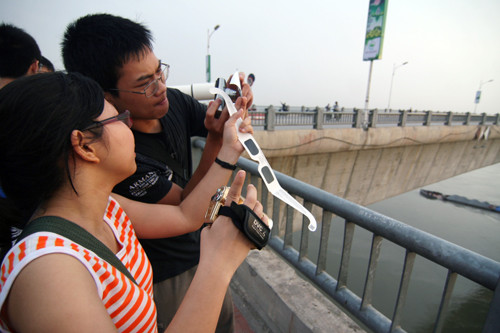 Quan sát qua ống kính và kính mắt chuyên dụng.