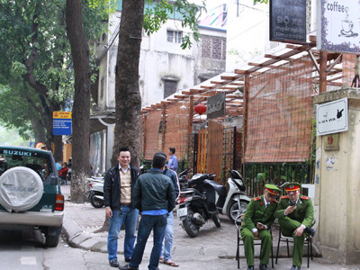 Những hàng quan xung quanh khu vực xảy ra vụ việc cũng được phong toả