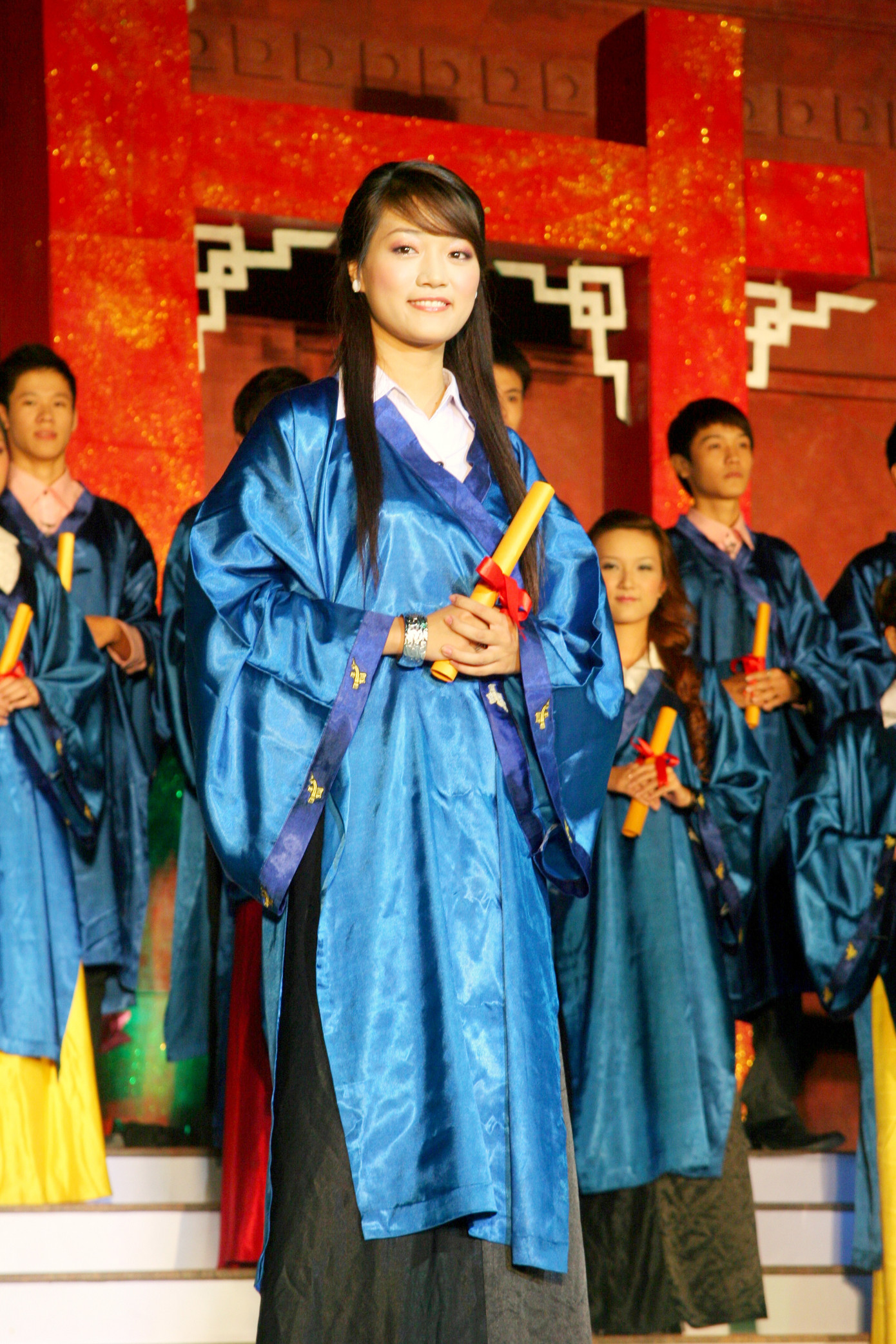 Duyên dáng trong lễ phục tốt nghiệp