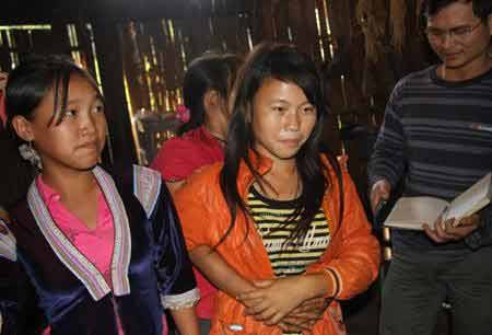 Gương mặt còn non trẻ nhưng em Vàng Thị Mẩy đã có một đời chồng