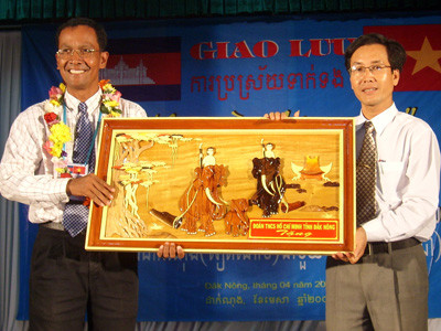 Tặng quà cho thanh niên Campuchia. Tặng quà cho thanh niên Campuchia