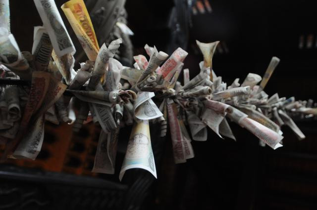 Còn thân tượng ở phần bàn tay, móng chân, đầu gối đều đã sờn màu, chuyển sang màu đen. Nếu không có biện pháp ngăn chặn, bảo vệ kịp thời, những bức tượng này sẽ sớm xuống cấp