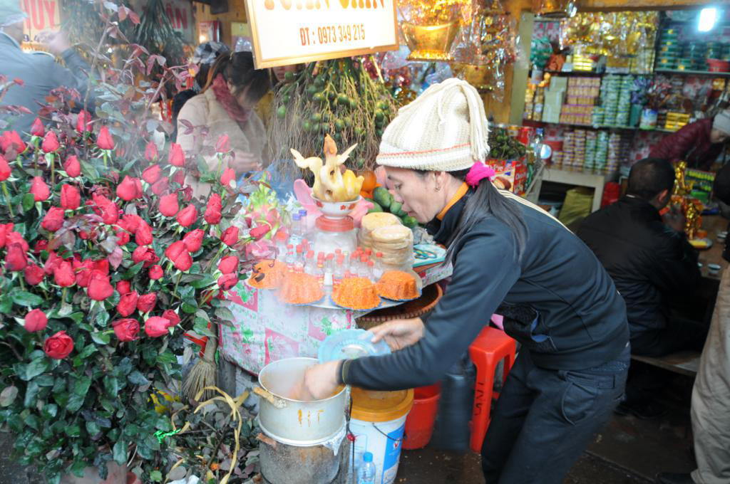 Dọc hai bên đường san sát các hàng quán với dịch vụ viết sớ, sắp lễ 