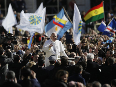 Giáo hoàng Francis chào đón các tín đồ Công giáo và du khách nhiều nước ở Quảng trường Thánh Peter hôm qua. Ảnh: Ny Times