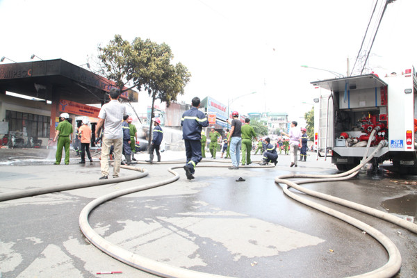 Nhiều linh scwus hỏa có mặt để khống chế ngọn lửa