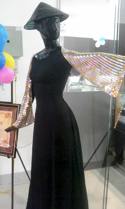 Chiếc khăn rằn bằng vàng lập kỷ lục Việt Nam lần đầu tiên được giới thiệu tại Huế. Ảnh: Ngọc Văn