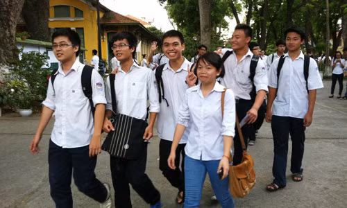 Thí sinh cười tươi sau khi ra khỏi phòng thi 