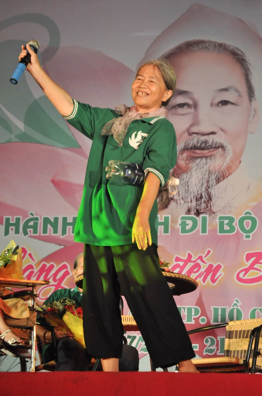 Cô Huỳnh Thị Kiều Thu tại lễ xuất quân đi bộ xuyên Việt