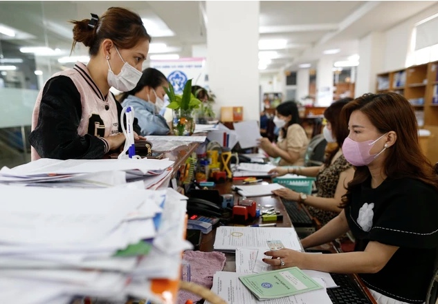 Người dân làm thủ tục tại BHXH TPHCM. Ảnh: Hoàng Triều.
