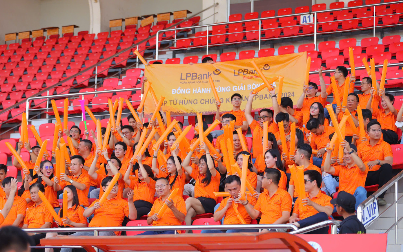 Không khí cuồng nhiệt của các cổ động viên tại Sân vận động Thống Nhất