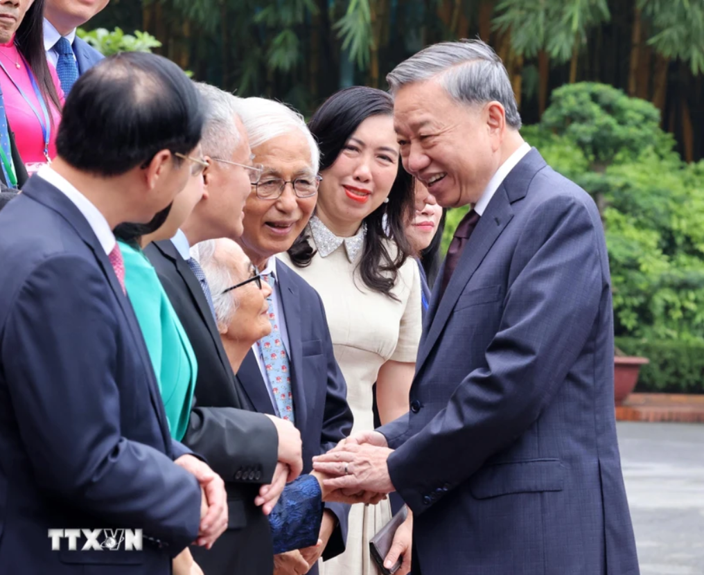 Tổng Bí thư, Chủ tịch nước Tô Lâm với các kiều bào tiêu biểu về dự Hội nghị người Việt Nam ở nước ngoài toàn thế giới lần thứ IV và Diễn đàn Tri thức và chuyên gia Việt Nam ở nước ngoài. (Ảnh: Lâm Khánh/TTXVN)