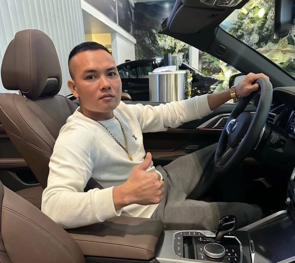 Đoàn Anh Duy khoe đi xe sang tiền tỉ Đoàn Anh Duy khoe đi xe sang tiền tỉ